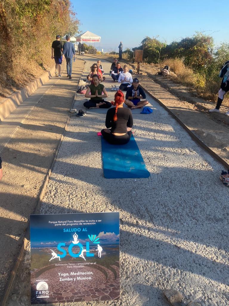 Personas haciendo yoga en el camino