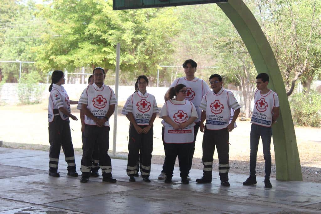 Asistentes y autordades preparándose para el simulacro de inundación