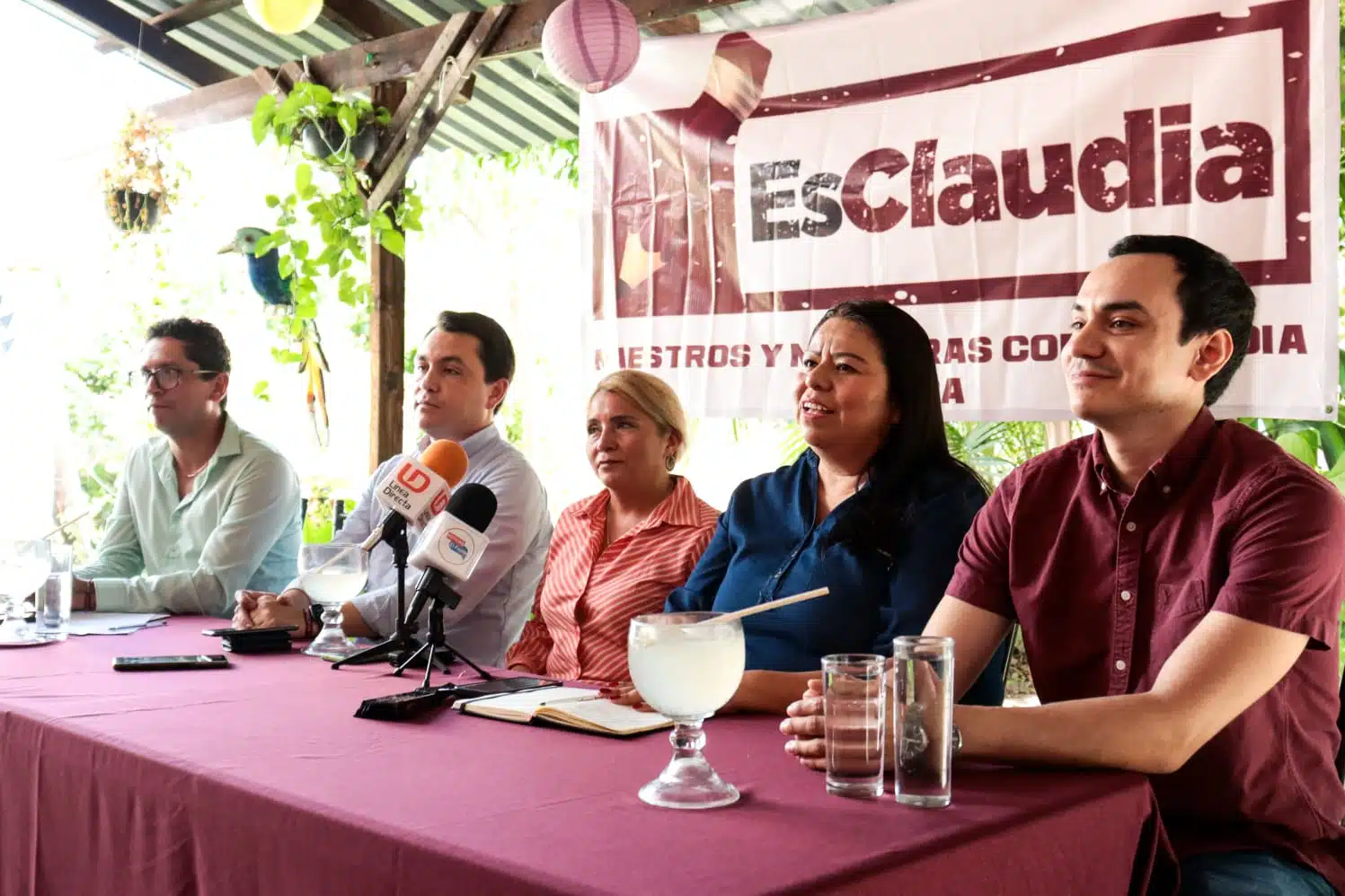 Encuentro de representantes de Es Claudia con jóvenes y maestros de los municipios de El Fuerte y Choix