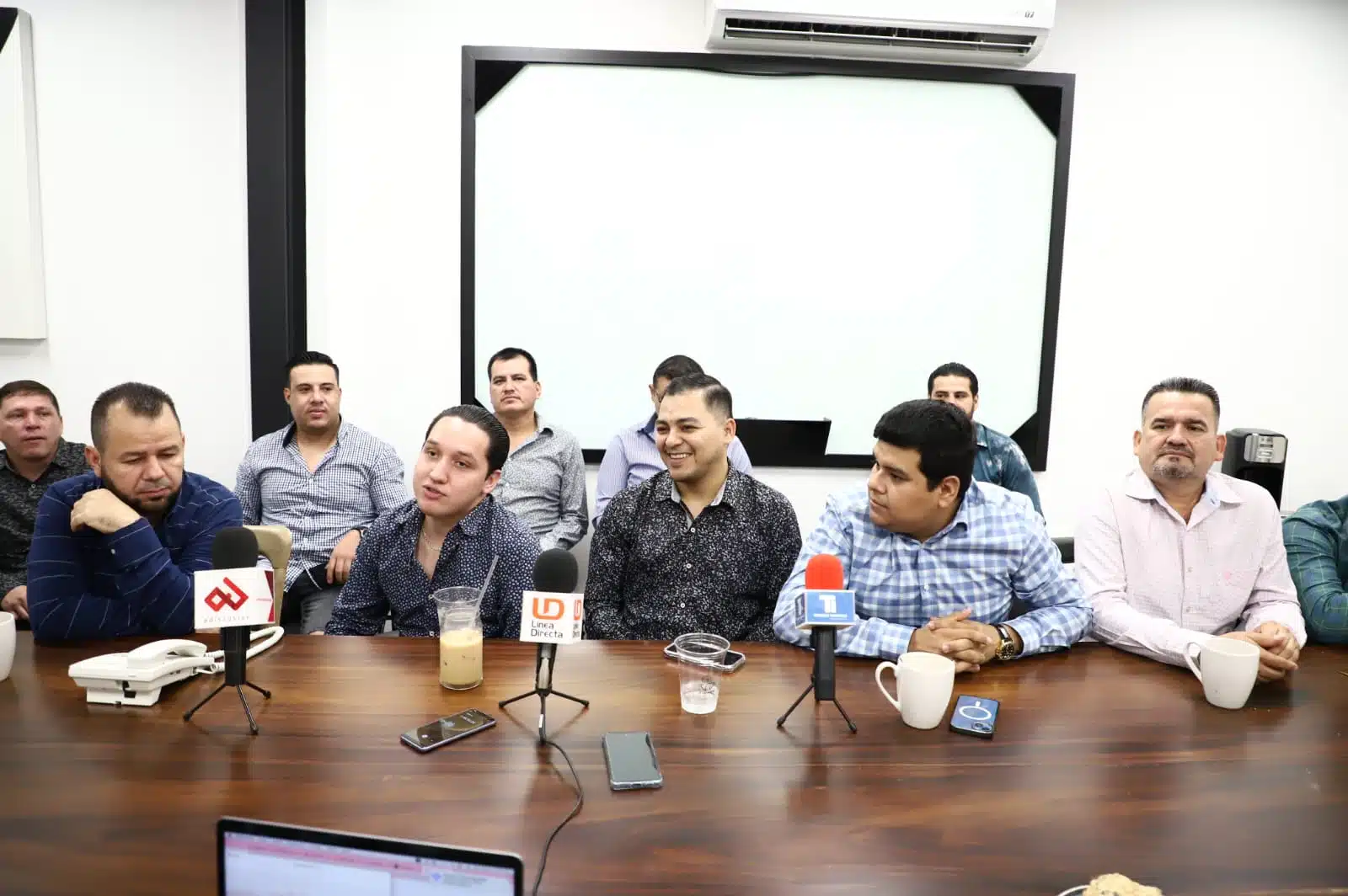 Agrupación sinaloense Mariachi Sol de mi Tierra durante rueda de prensa en Culiacán