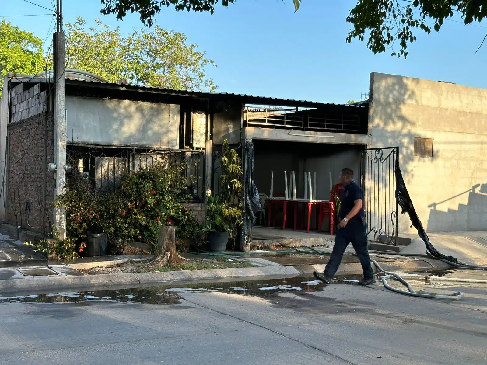 Aspecto de vivienda tras ser sofocada por un incendio en su interior