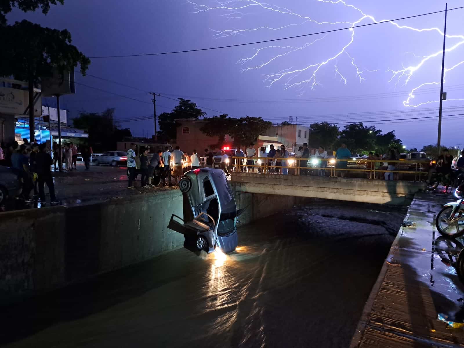La noche de este sábado se reportó la caída de un carro tripulado por dos mujeres en un canal.