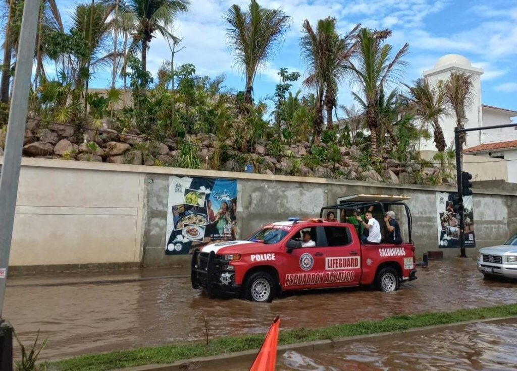 Emergencias ayudando a ciudadanos