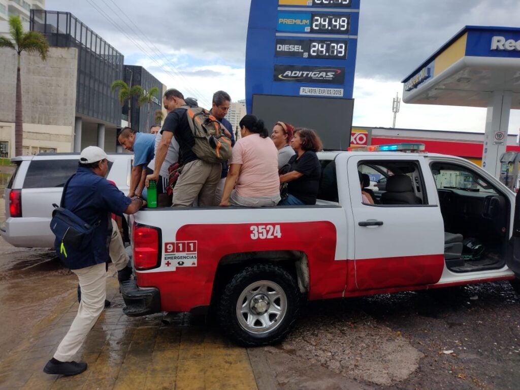 Emergencias ayudando a ciudadanos