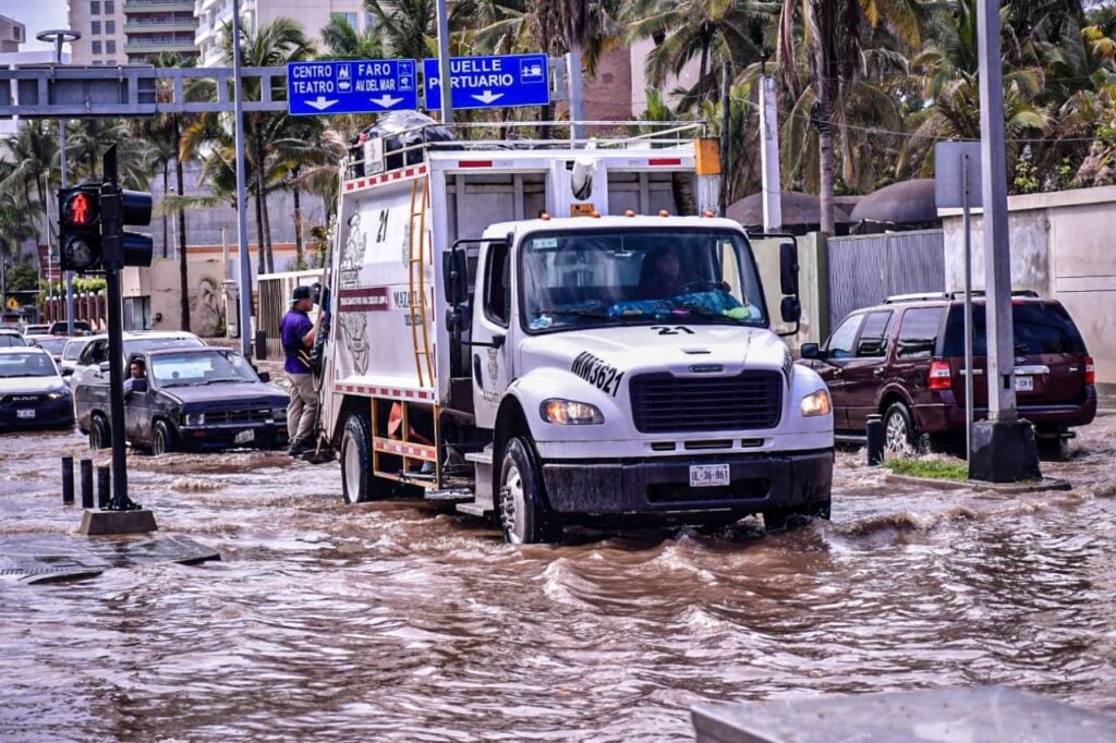 calles inundadas en Mazatlán