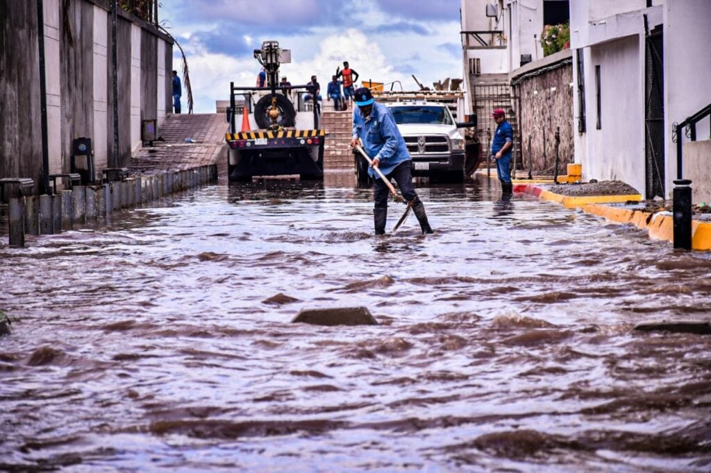 calles inundadas en Mazatlán