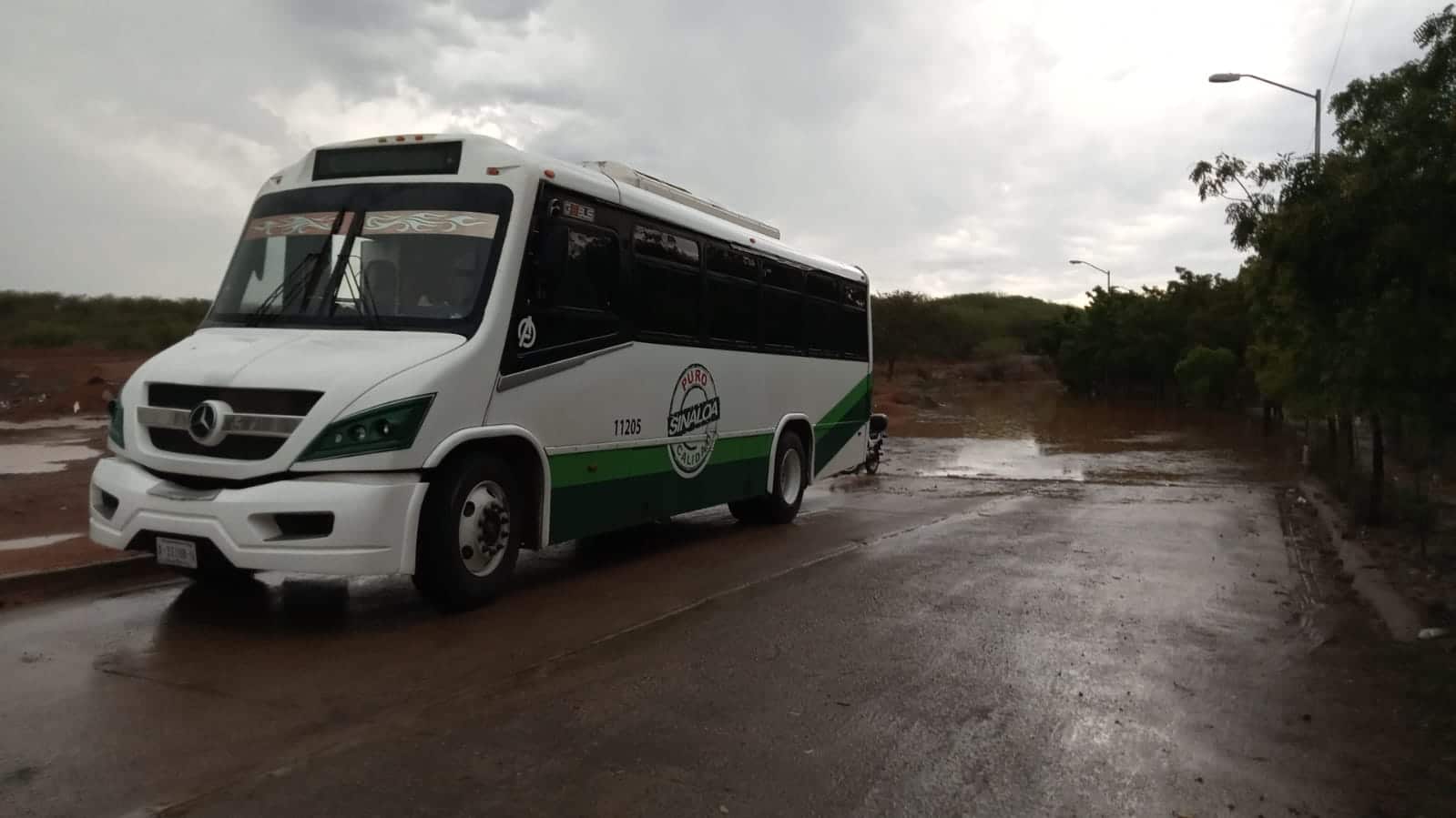 camión urbano parado en un camino en Mazatlán