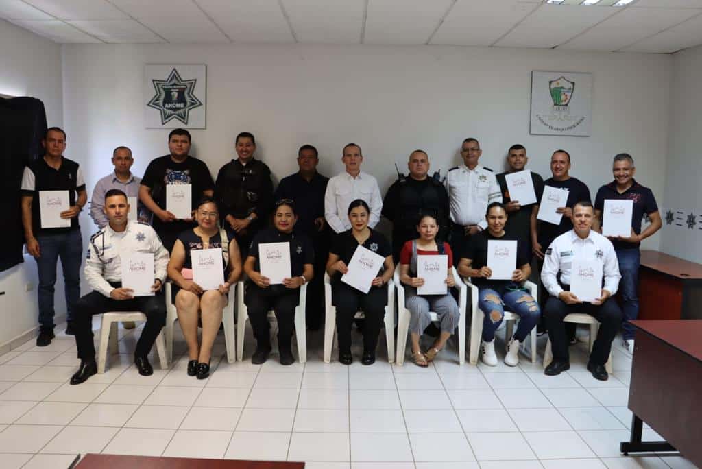 Agentes de la Secretaría de Seguridad y Protección Ciudadana con las escrituras de sus terrenos