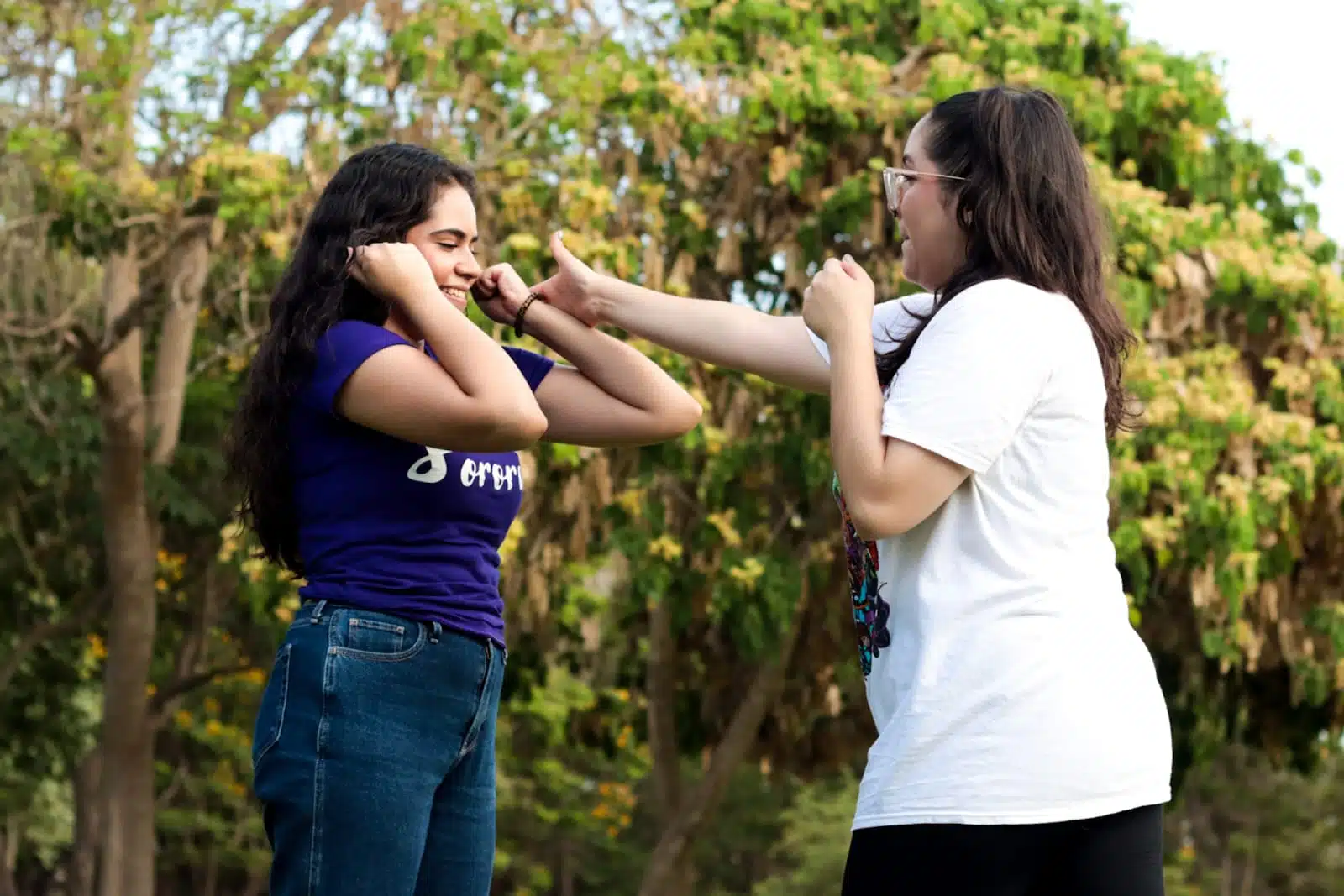Mujeres realizando ejercicios en el Taller: defensa personal para mujeres e infancias