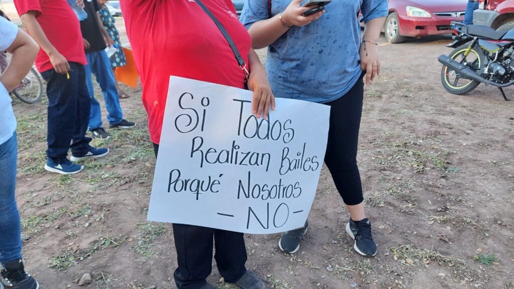 Indígenas Yoremes se manifiestan en las calles de Juan José Ríos con banners y pancartas