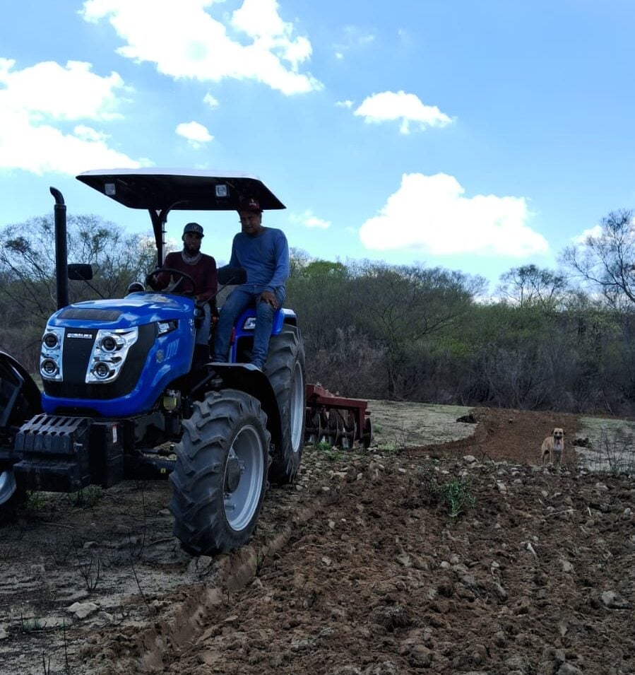 Personas a bordo de un tractor