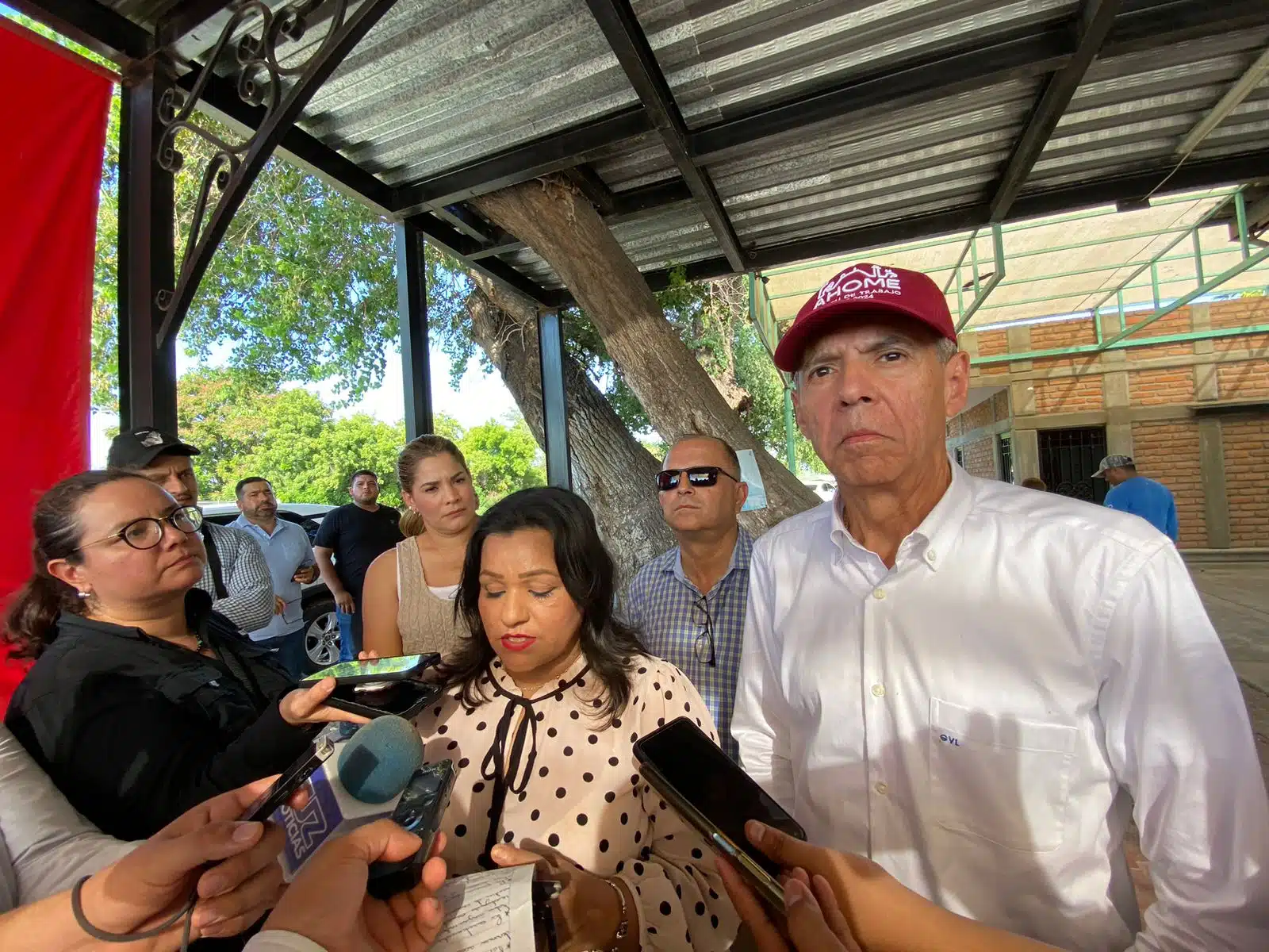 Dignora Valdez López, activista y policía de Ahome, acompañada del alcalde Gerardo Vargas y otros funcionarios públicos