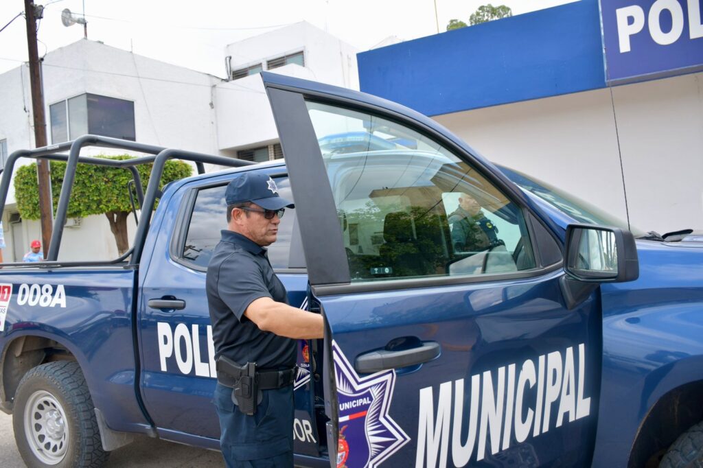 Personal de la Policía Municipal retirando el polarizado de su unidad