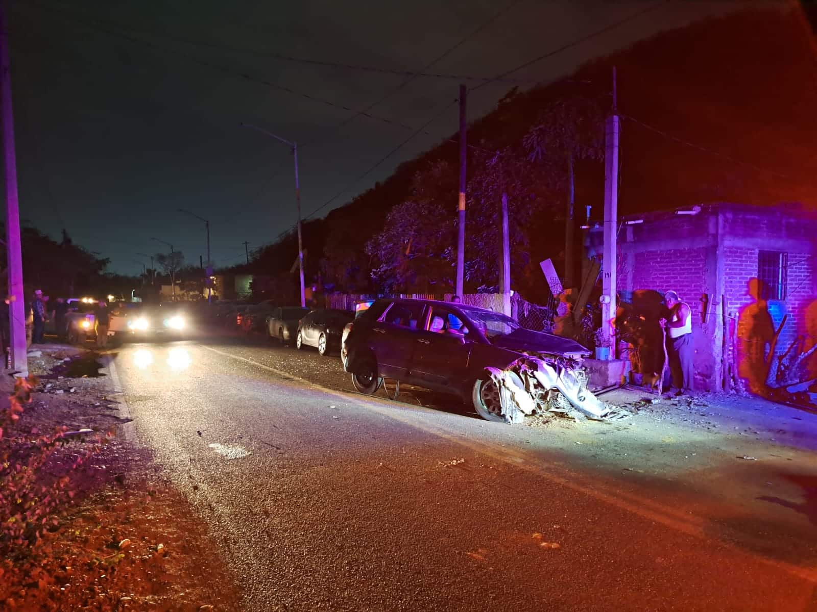 La camioneta Acura quedó completamente destrozada