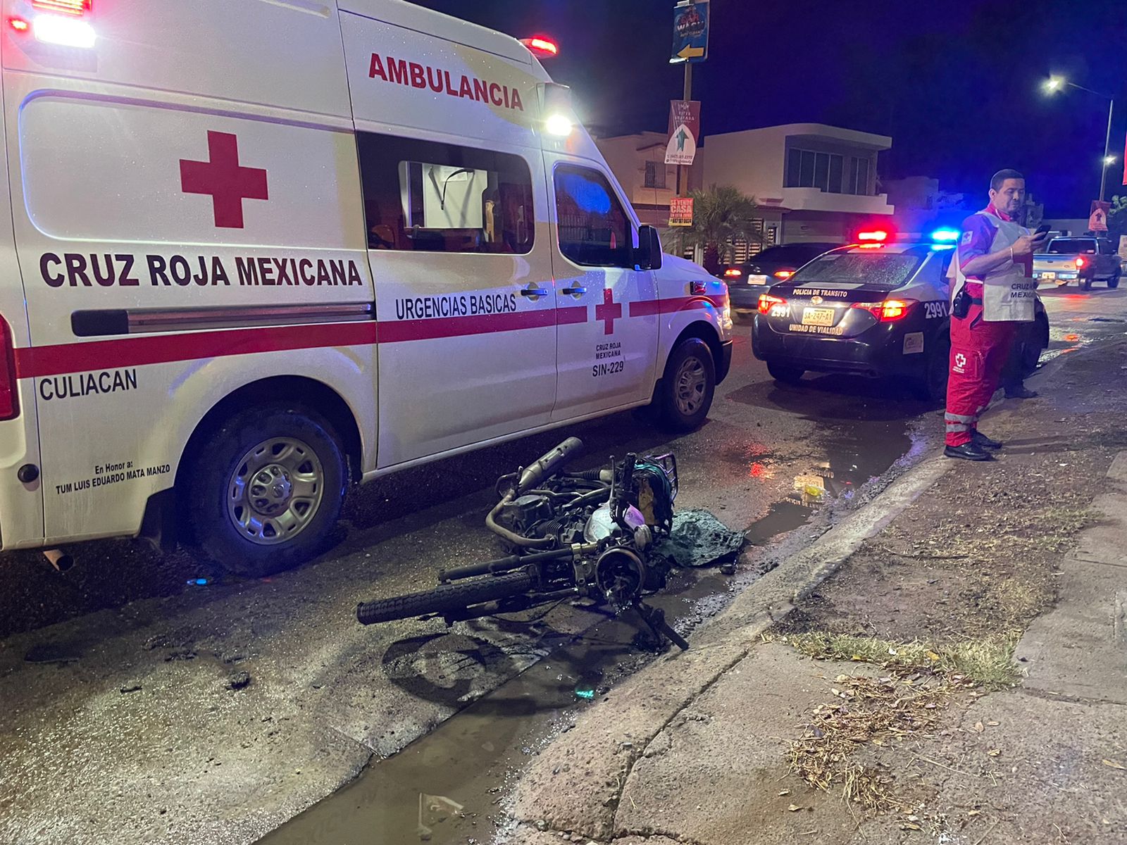 Tras el choque se incendió la motocicleta donde viajaba el joven que resultó lesionado.