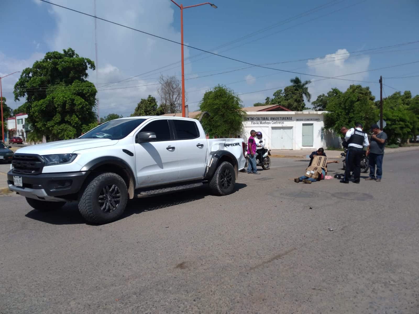 El joven resultó herido la tarde de este lunes al chocar en la motocicleta que conducía contra una camioneta