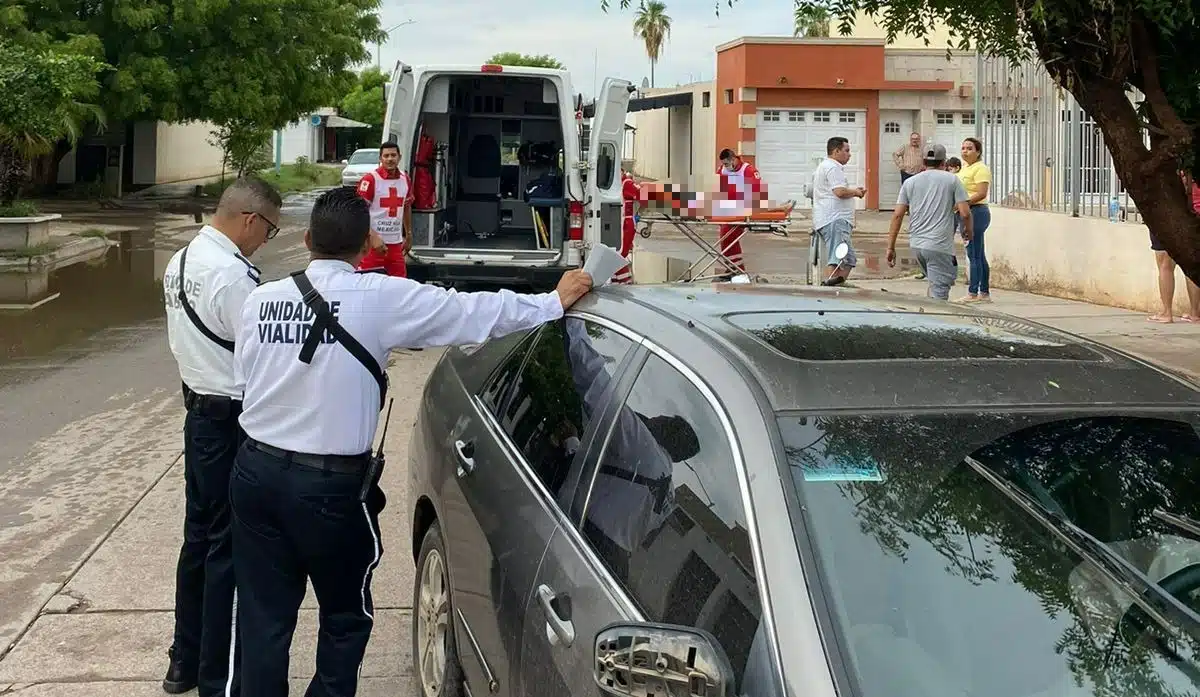 choque, cruz roja dando atención médica