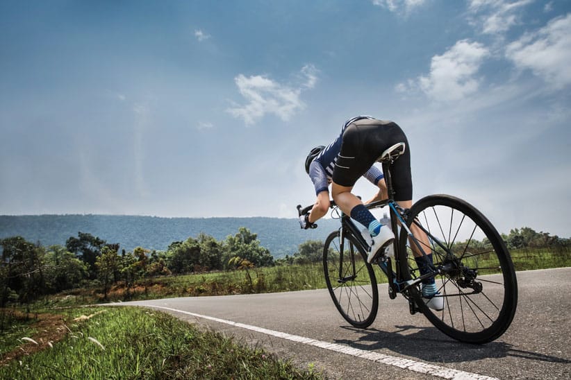 Ciclista por una carretera