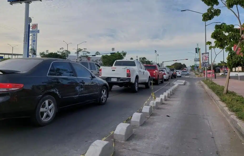 Hay congestionamiento vial por trabajos de reencarpetado.