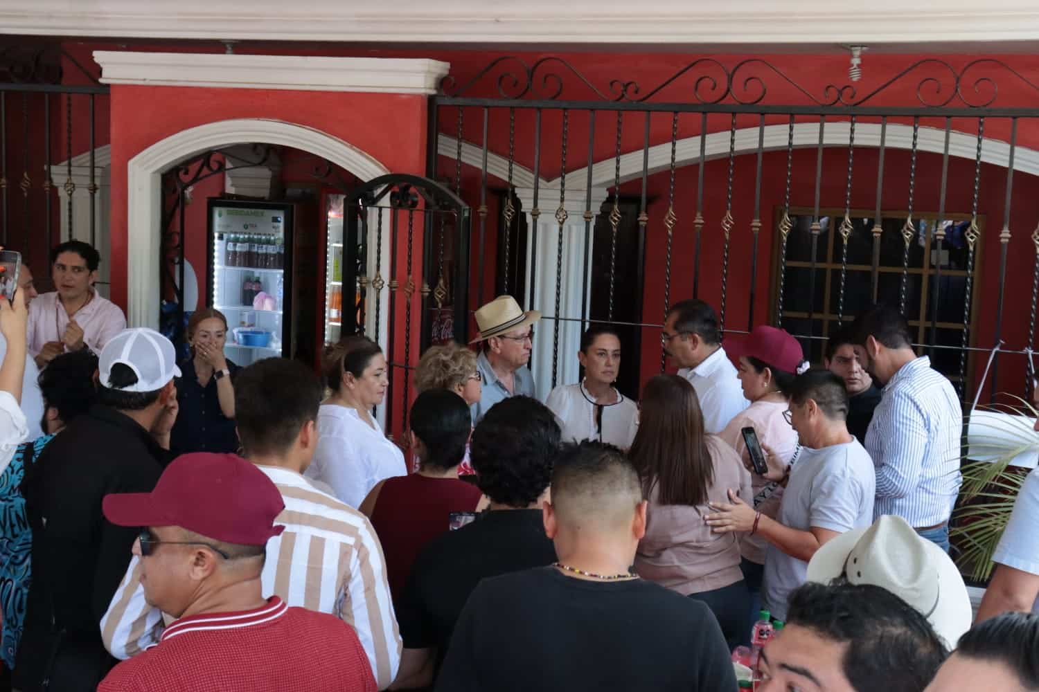 LLEGA Claudia Sheinbaum y su equipo a desayunar birria 