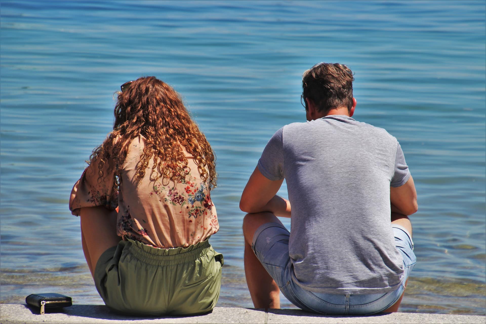 Imagen de una pareja en la playa