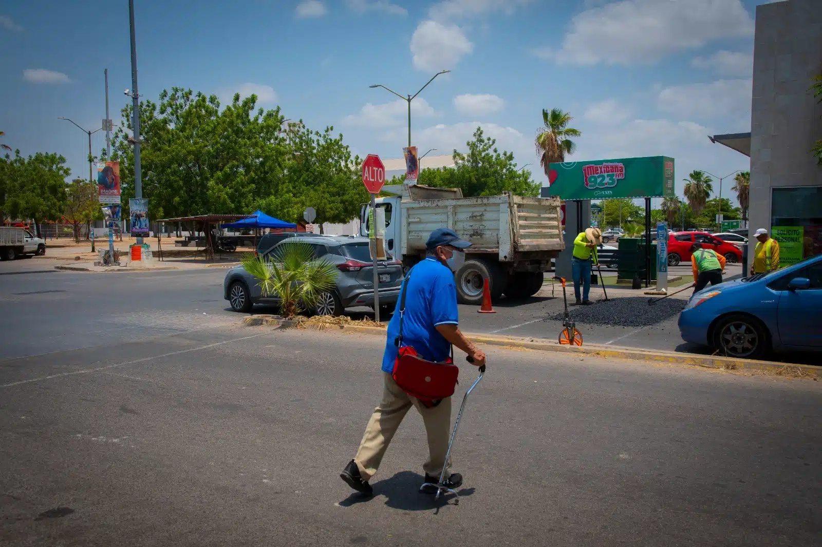 Una persona cruzando una calle en Culiacán