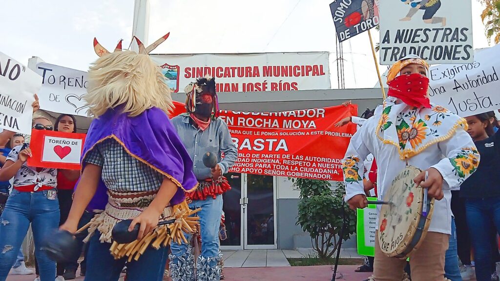 Indígenas Yoremes se manifiestan en las calles de Juan José Ríos con banners y pancartas