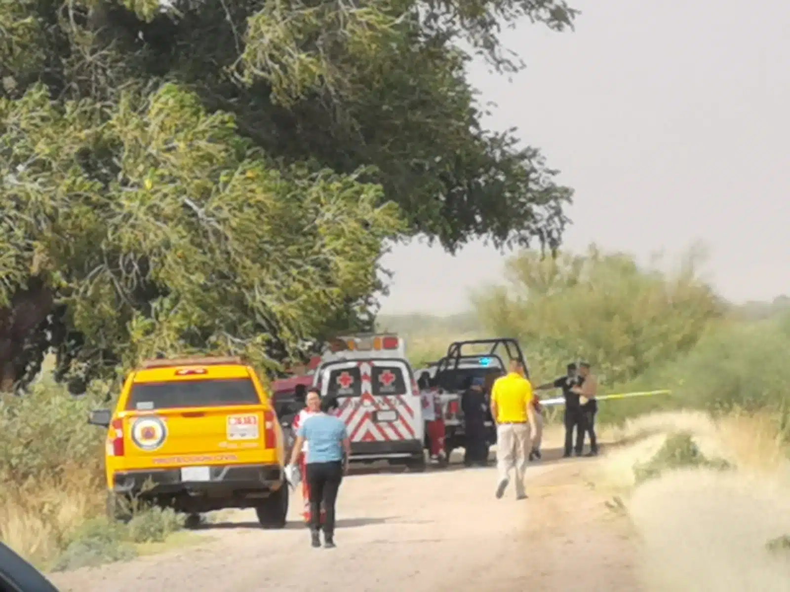 Personal de Cruz Roja y Protección Civil en las inmediaciones del Valle de El Carrizo
