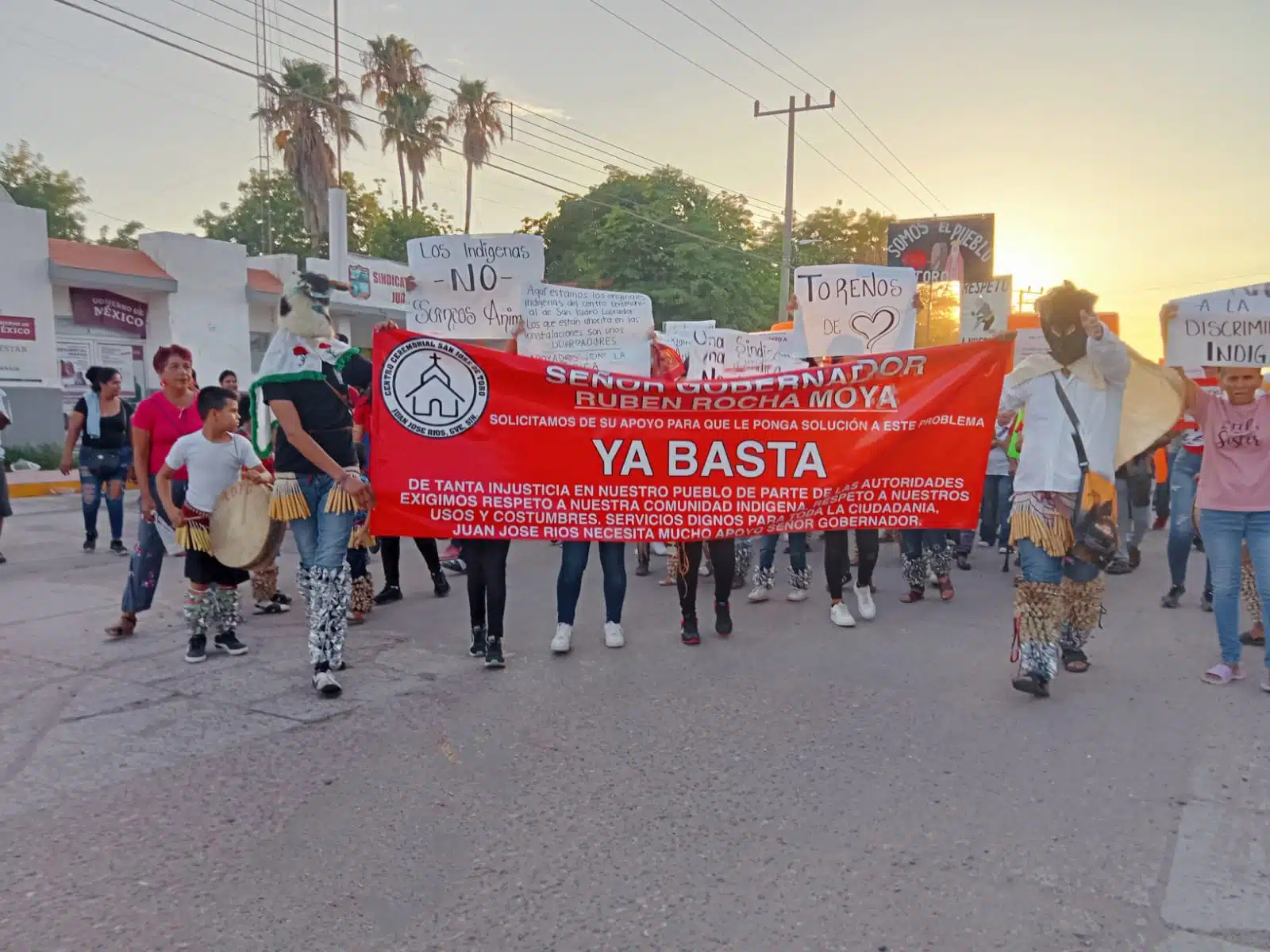 Indígenas Yoremes se manifiestan en las calles de Juan José Ríos con banners y pancartas