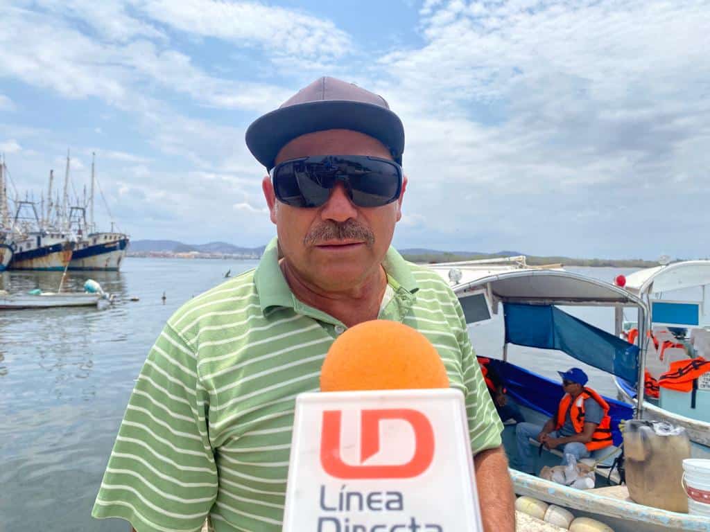 Operador de las lanchas del embarcadero hacia la Isla de Piedra