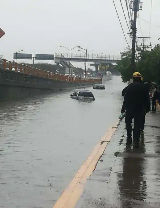Carros atorados en una zona inundada