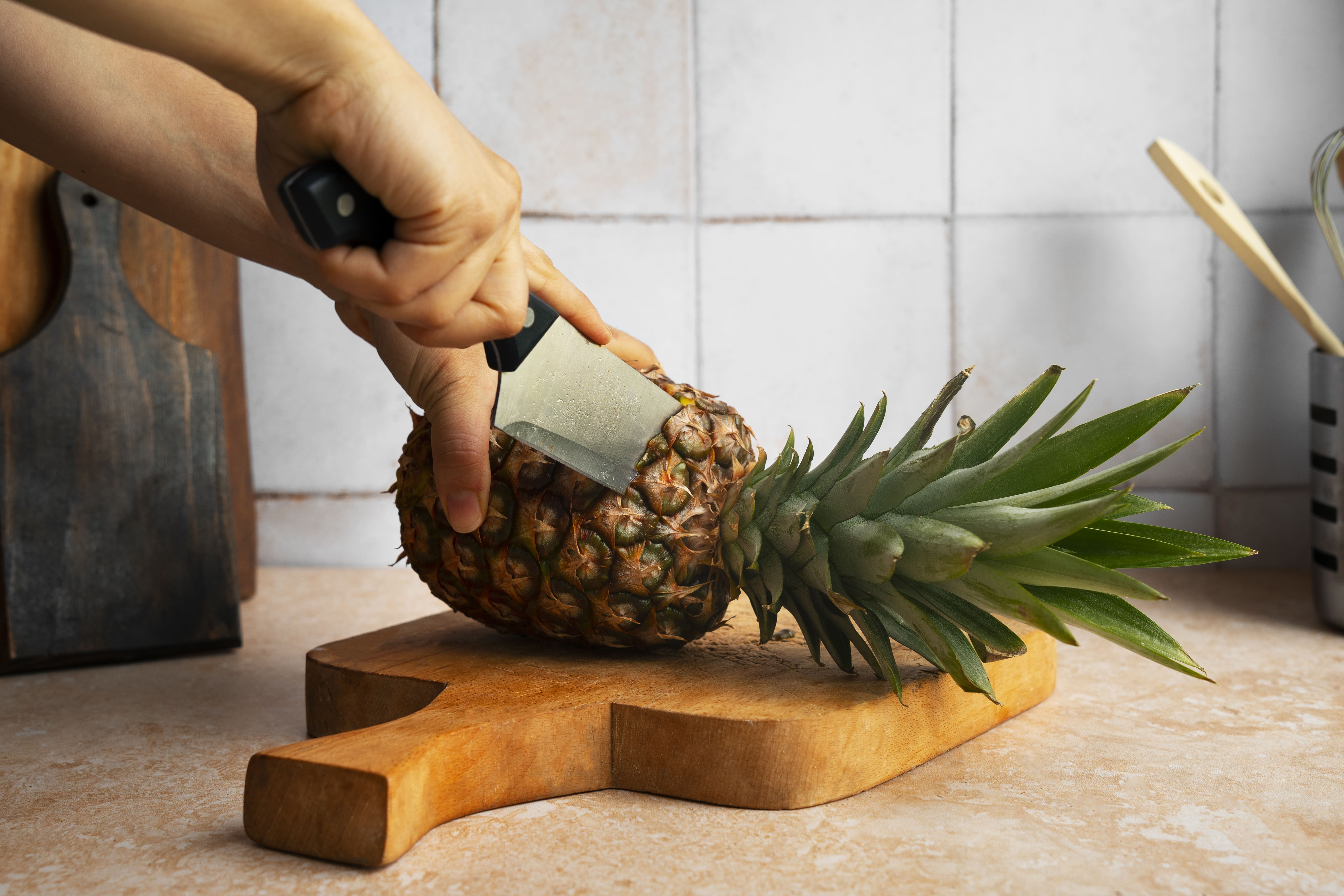 Piña sobre tabla de cocina