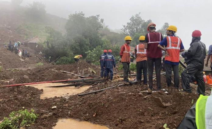 Equipos de rescate en el deslave en la India
