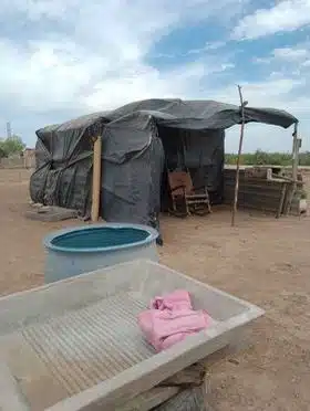 Familias desplazadas aguantan calor y viven en casas de lamina, en el fuerte.