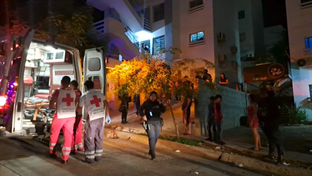 Personal de Cruz Roja subiendo a la menor de edad lesionada a la ambulancia. Vecinos se encuentran presentes en el lugar