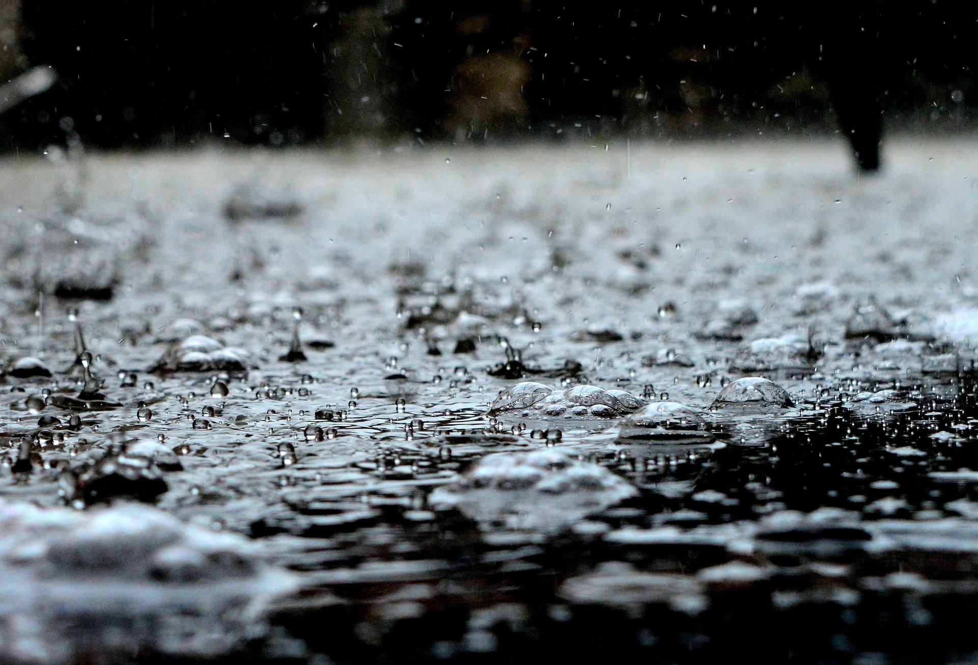 Inensa lluvia cae a charco de agua pluvial