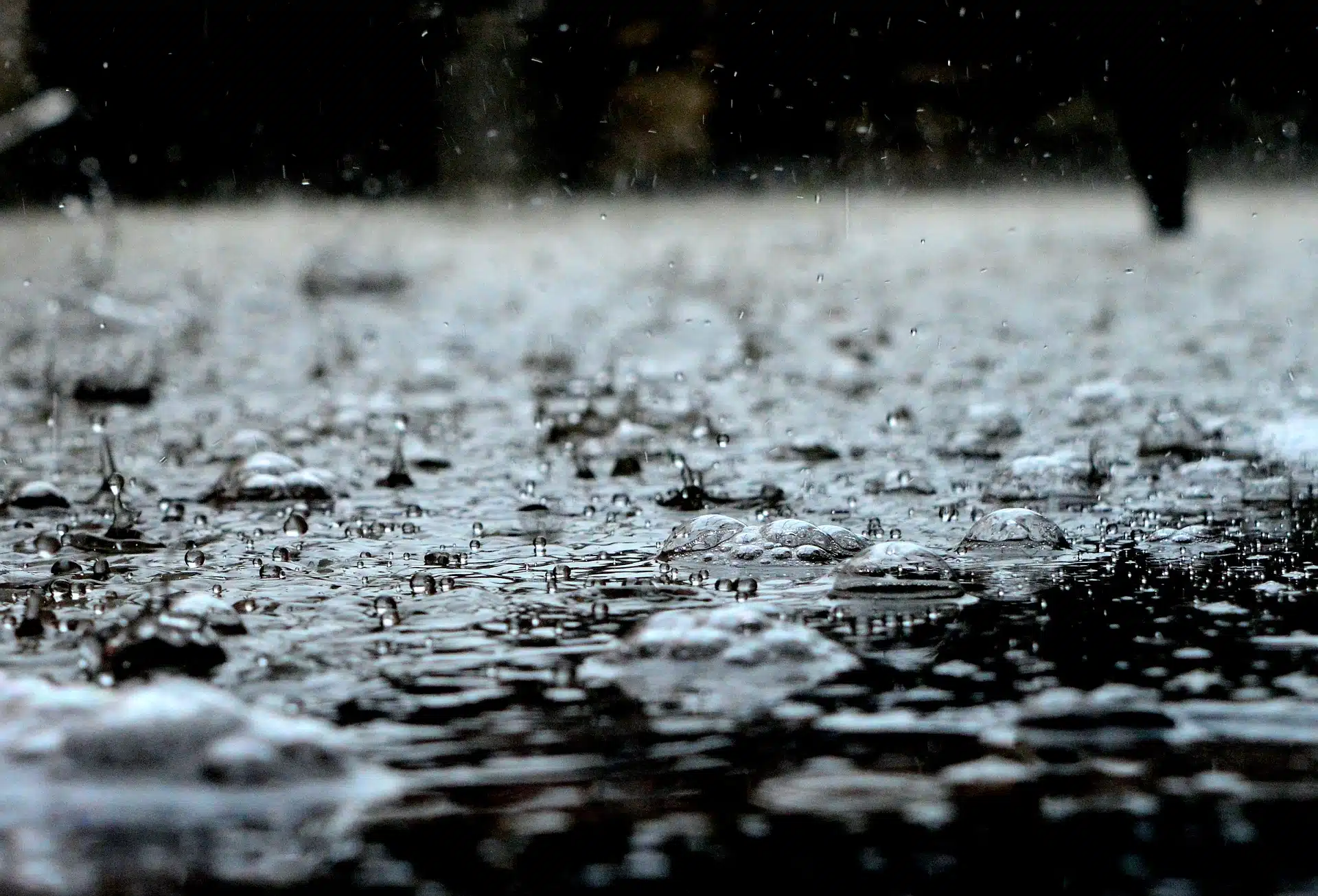 Inensa lluvia cae a charco de agua pluvial