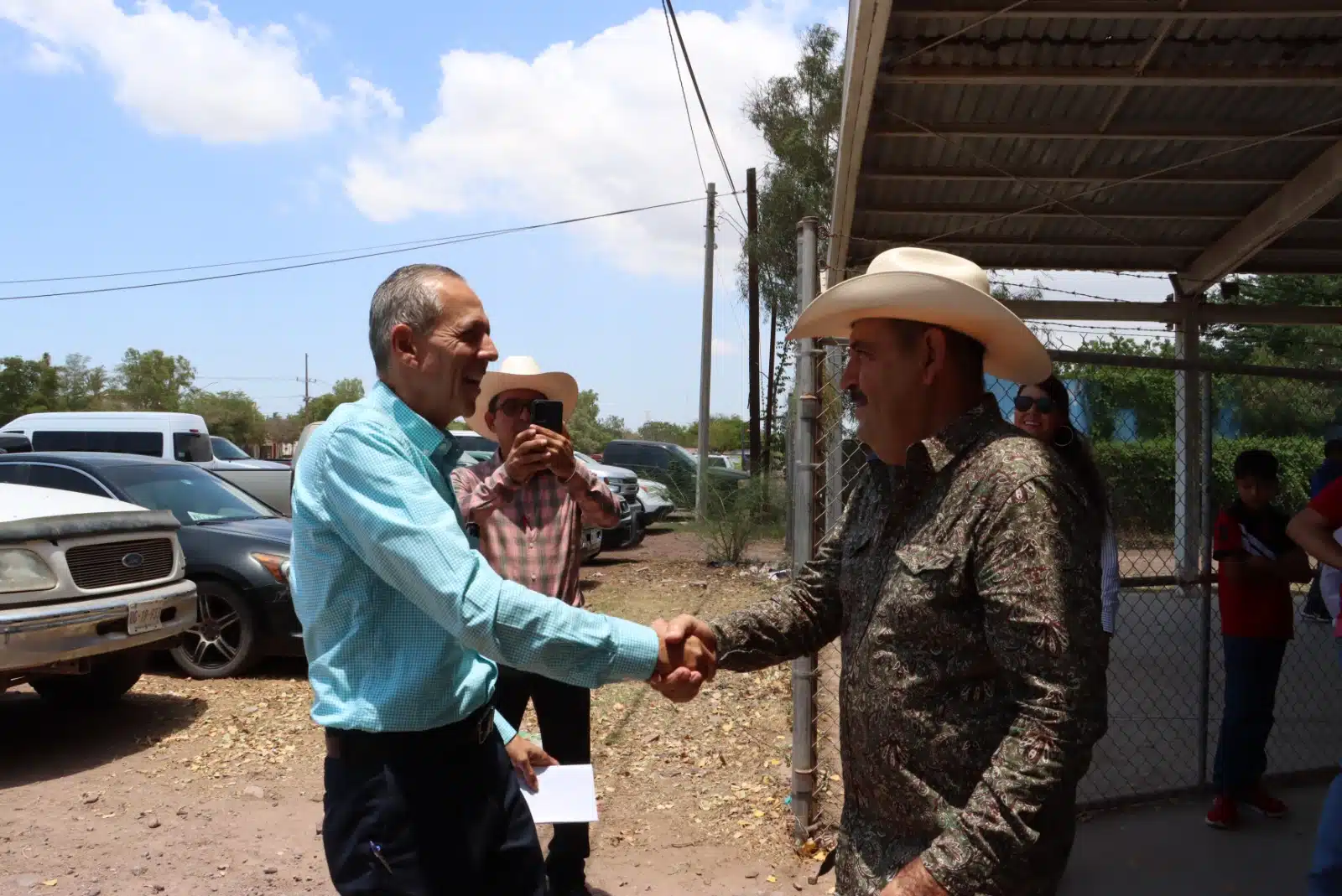 El alcalde de Ahome Gerardo Vargas Landeros y Tirso Robles director de Ganadería en Sinaloa encabezaron la entrega de semillas.