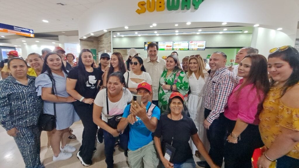 Fernández Noroña siendo recibido en el aeropuerto de Mazatlán