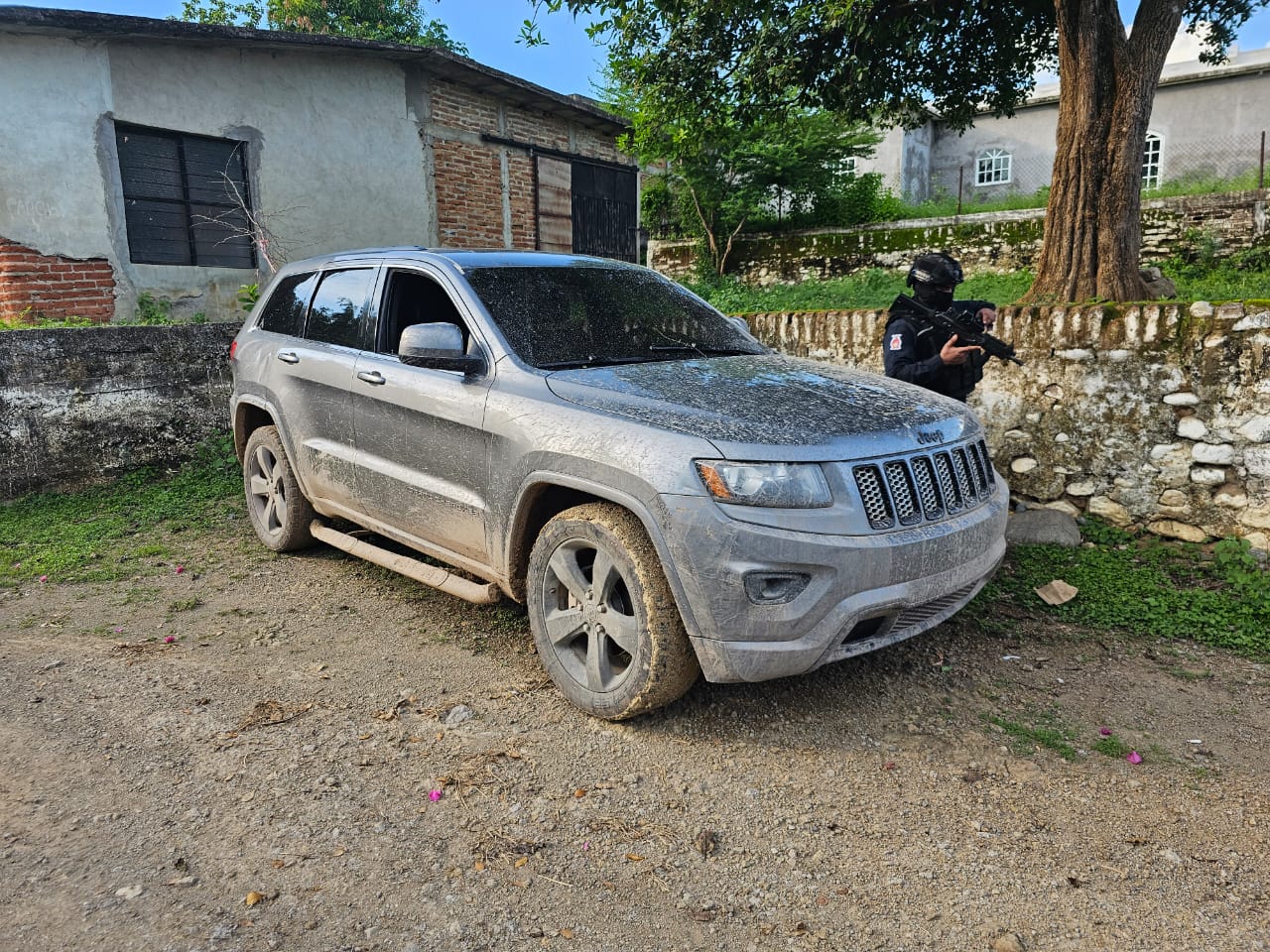 Vehículo localizado con armamento en su interior