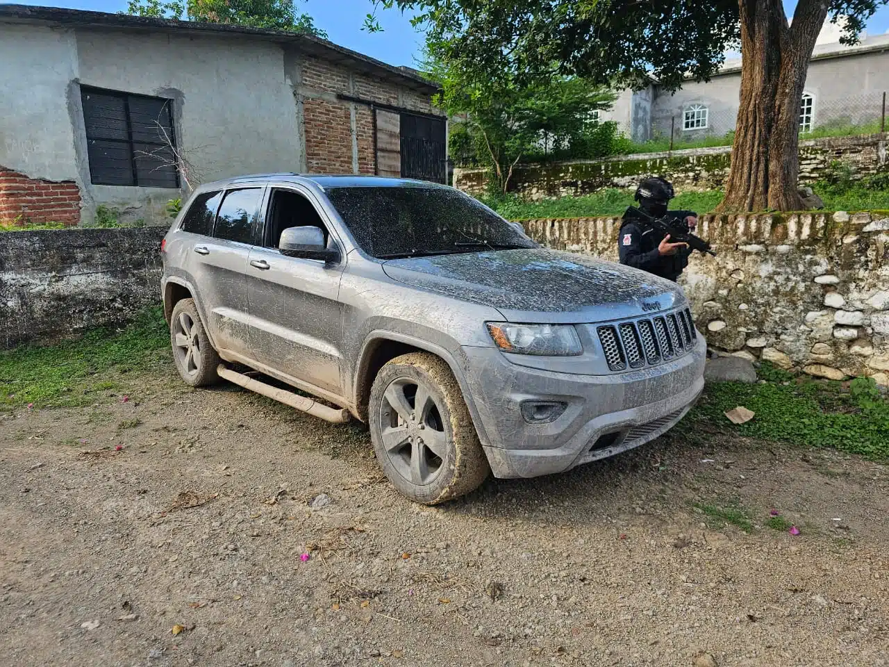 Vehículo localizado con armamento en su interior