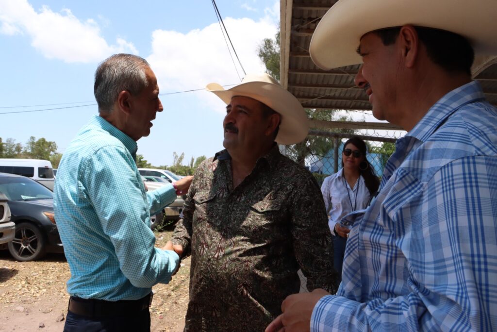 El alcalde de Ahome Gerardo Vargas Landeros y Tirso Robles director de Ganadería en Sinaloa encabezaron la entrega de semillas.