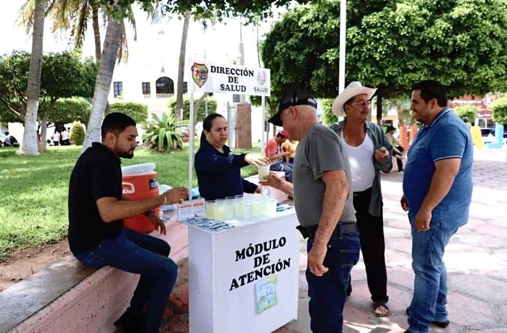 Módulo de atención de la Dirección de Salud donde brindan bebidas hidratantes y trípticos informativos
