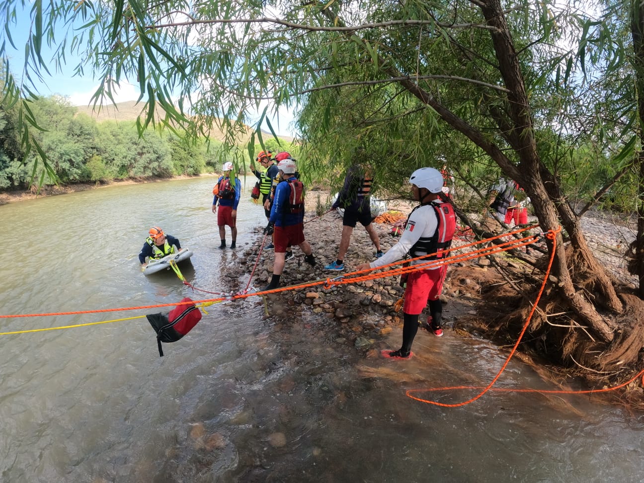 Policía Acuática con cuerdas y equipo de rescate
