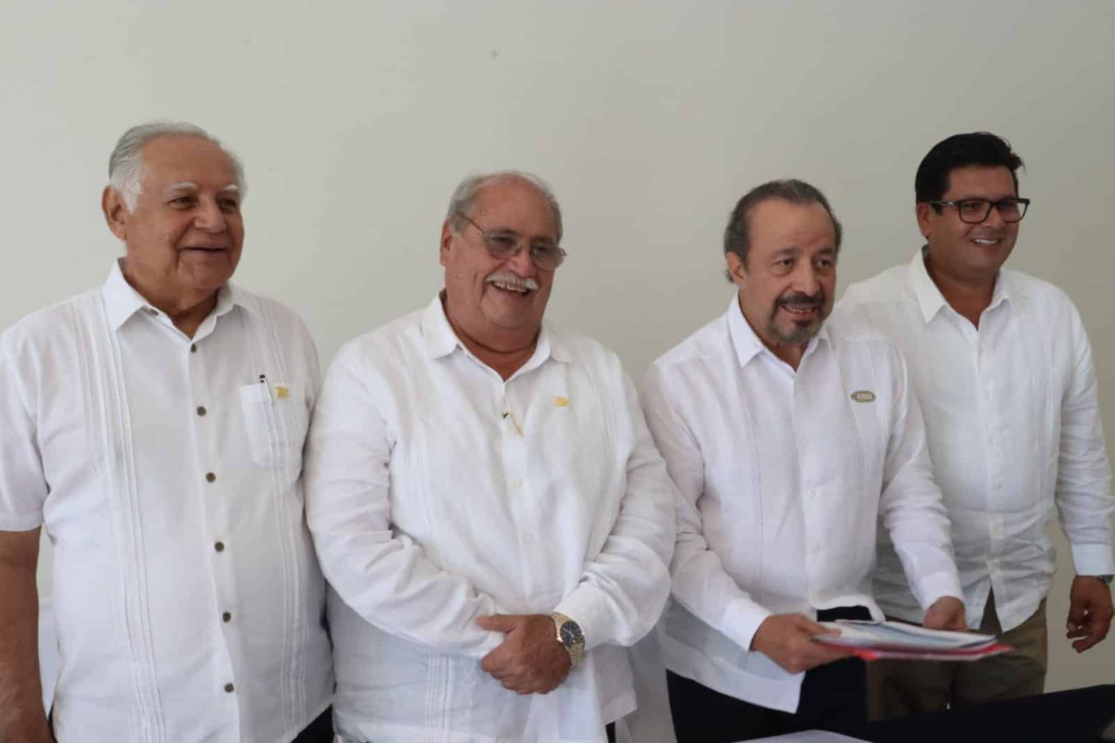 Miembros de la Cámara Mexicana de la Industria de la Construcción en rueda de prensa