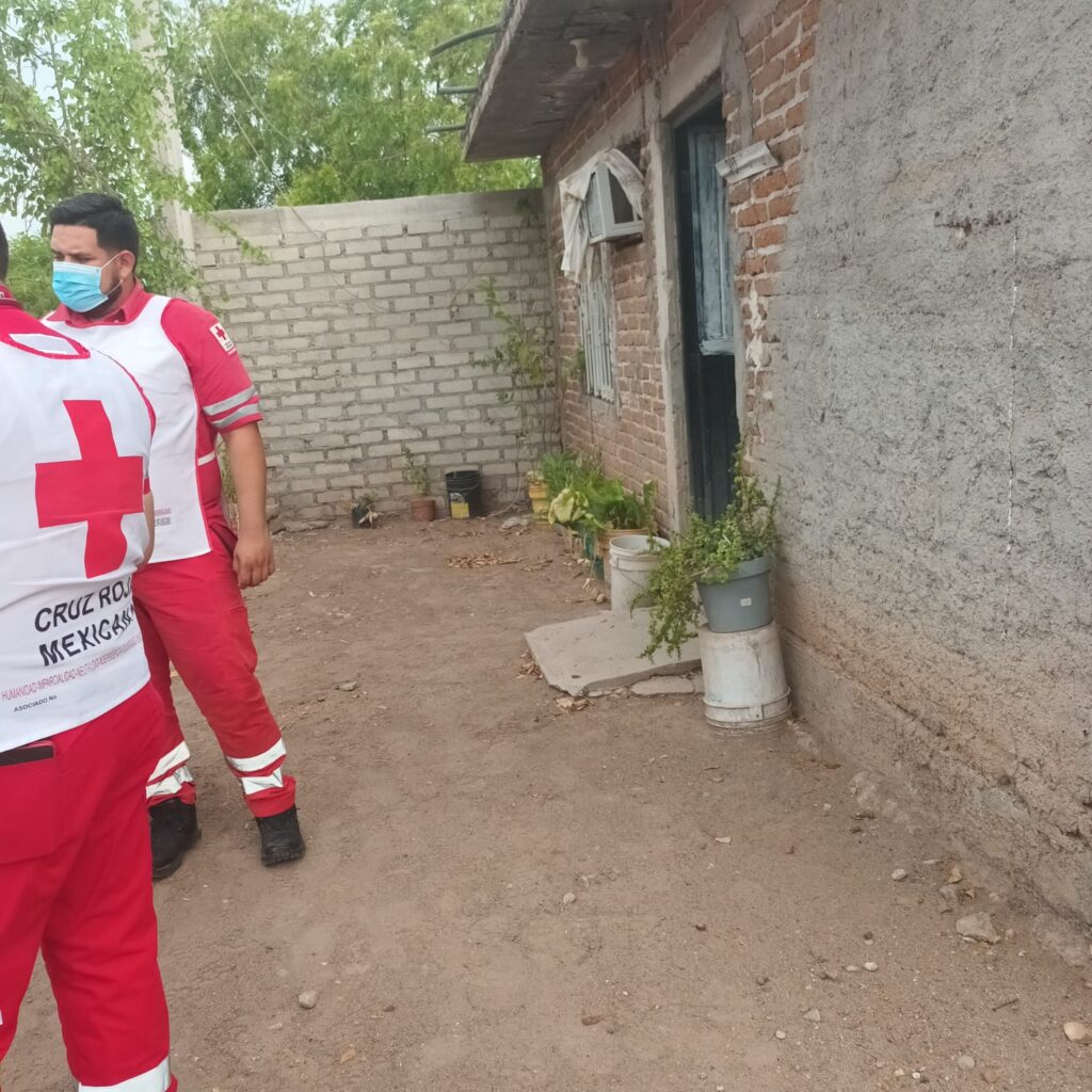 Personal de Cruz Roja a las afueras del domicilio donde falleció una persona