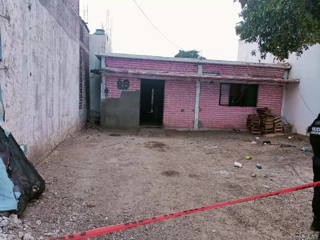 Autoridades llegan al domicilio donde se reportó el cuerpo del joven