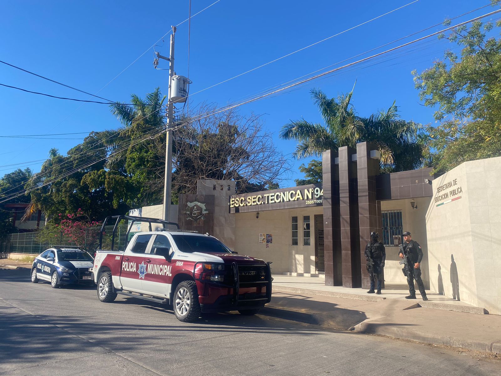 Policía vigilando una secundaria