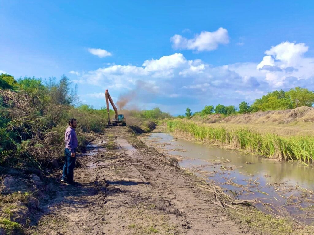 Maquinaria trabajando en arroyo