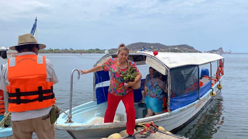 Mujer adulta bajando de una lancha